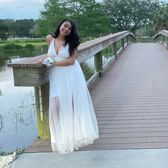 White prom/ event dress with slits, size small & worn 2 times - Picture 12 of 12